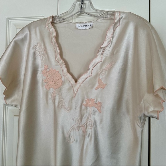 VINTAGE Natori Satin Women's Cream Nightgown with Scallop Detail Fits Medium - Picture 1 of 7